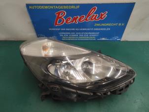 Used Headlight, right Renault Clio III (BR/CR) 1.5 dCi FAP Price on request offered by Benelux Zwijndrecht B.V.