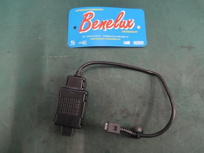 Używane Wtyczka USB Skoda Octavia Combi (NXAC) 1.0 TSI e-TEC 12V Cena € 50,00 Procedura marży oferowane przez Benelux Zwijndrecht B.V.