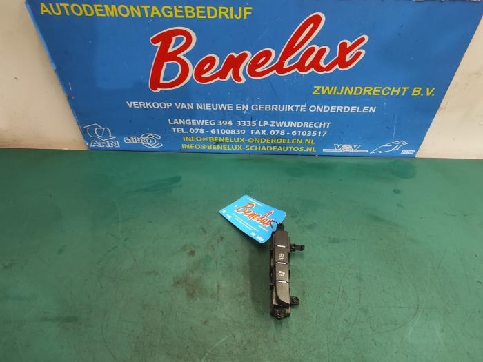 Usados Interruptor PDC Kia Ceed (CDB5/CDBB) 1.0i T-GDi 12V Precio de solicitud ofrecido por Benelux Zwijndrecht B.V.