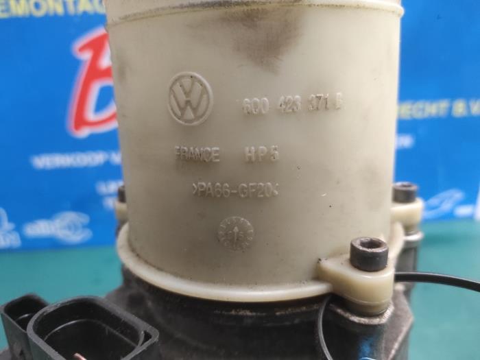 Power steering pump from a Volkswagen Polo IV (9N1/2/3) 1.4 16V 2006