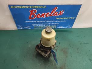 Used Power steering pump Volkswagen Polo IV (9N1/2/3) 1.4 16V Price on request offered by Benelux Zwijndrecht B.V.