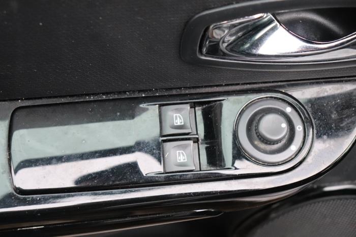 Rétroviseur extérieur droit d'un Renault Clio IV (5R) 1.5 Energy dCi 90 FAP 2013