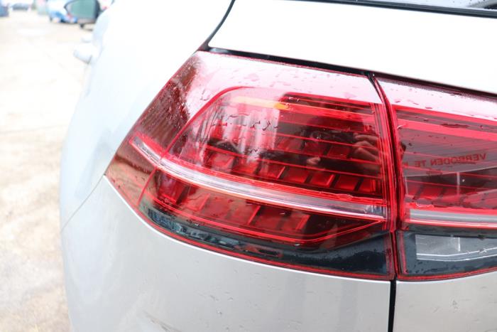 Rücklicht links van een Volkswagen Golf VII (AUA) 1.2 TSI BlueMotion 16V 2014