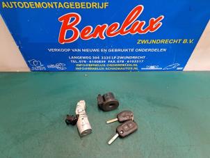 Used Ignition lock + key Renault Clio III Estate/Grandtour (KR) 1.2 16V 75 Price on request offered by Benelux Zwijndrecht B.V.