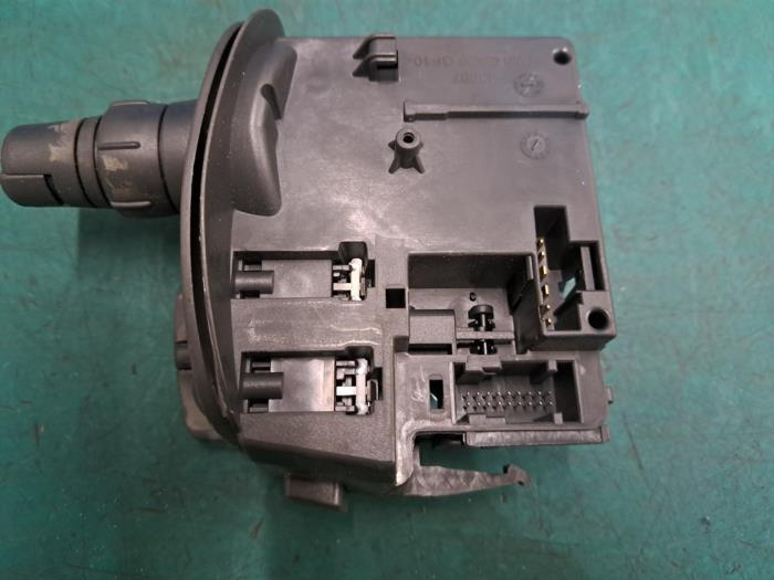 Interruptor de limpiaparabrisas de un Renault Clio III Estate/Grandtour (KR) 1.2 16V 75 2010
