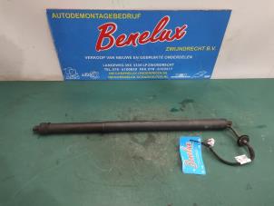 Used Rear gas strut, right Landrover Discovery V (LR) 3.0 sdv6 24V Price on request offered by Benelux Zwijndrecht B.V.