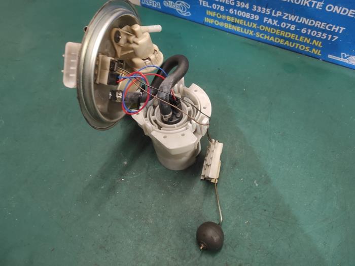 Electric fuel pump from a Opel Corsa C (F08/68) 1.2 16V 2003