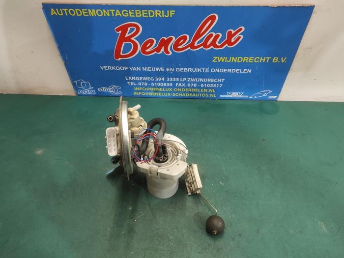 Electric fuel pump from a Opel Corsa C (F08/68) 1.2 16V 2003