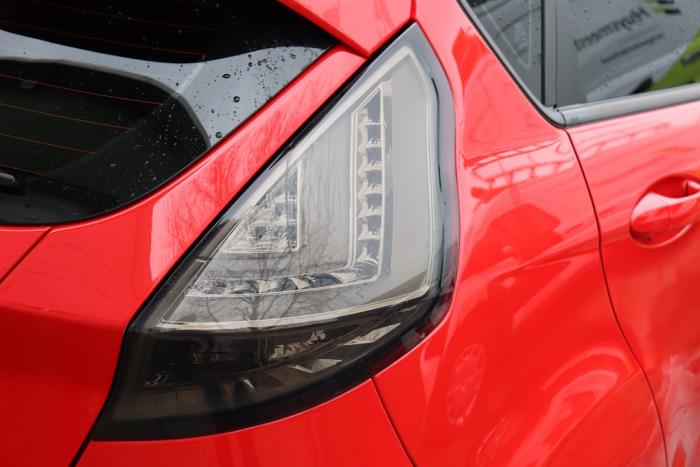 Juego de luces traseras derecha e izquierda de un Ford Fiesta 6 (JA8) 1.0 EcoBoost 12V 100 2016