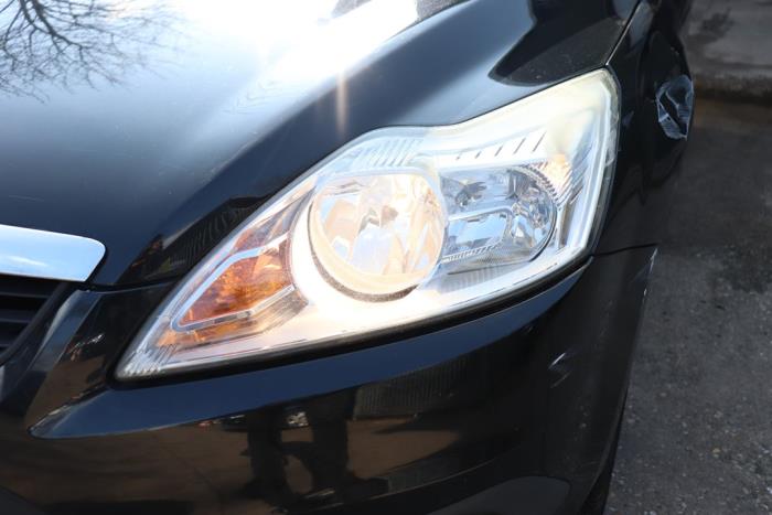 Headlight, left from a Ford Focus 2 Wagon 1.6 TDCi 16V 110 2009