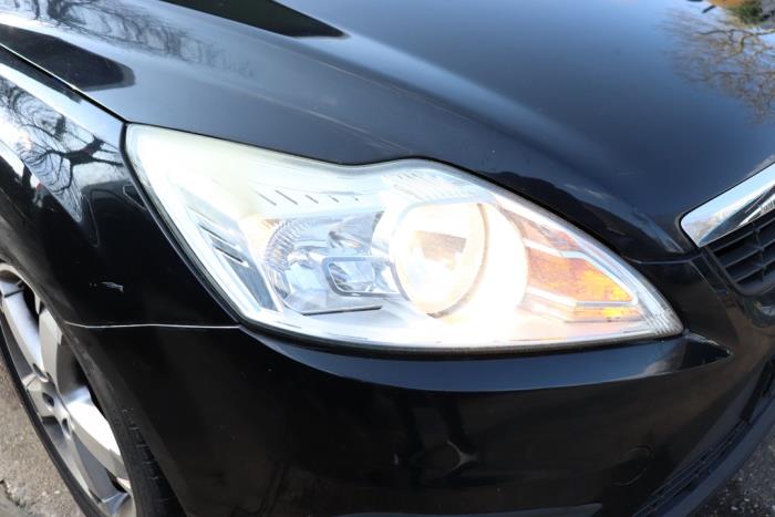 Headlight, right from a Ford Focus 2 Wagon 1.6 TDCi 16V 110 2009