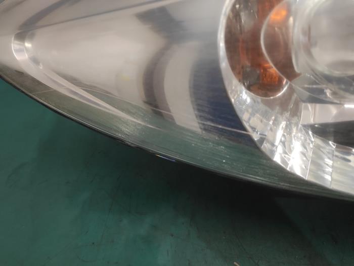 Headlight, right from a Peugeot 206+ (2L/M) 1.4 XS 2010