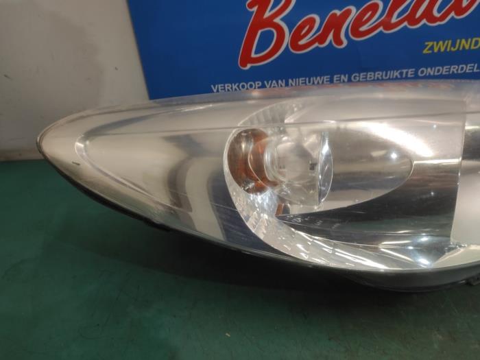 Headlight, right from a Peugeot 206+ (2L/M) 1.4 XS 2010