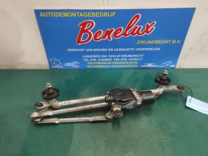 Used Wiper mechanism Nissan Qashqai (J11) 1.2 DIG-T 16V Price on request offered by Benelux Zwijndrecht B.V.