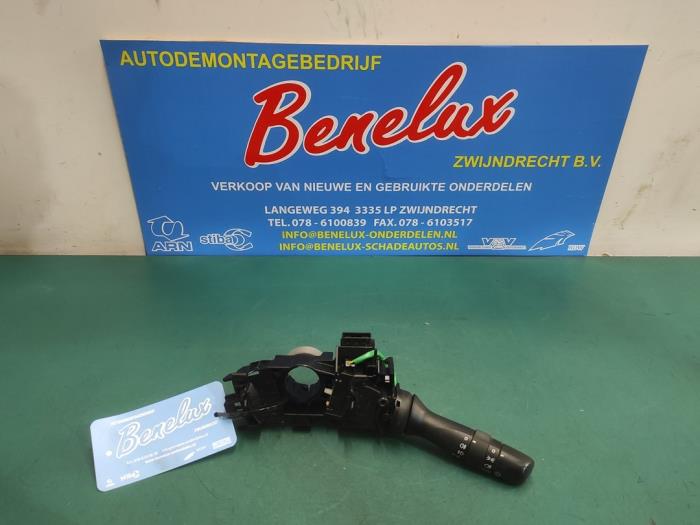 Używane Przelacznik swiatel Toyota Yaris III (P13) 1.5 16V Hybrid Cena na żądanie oferowane przez Benelux Zwijndrecht B.V.