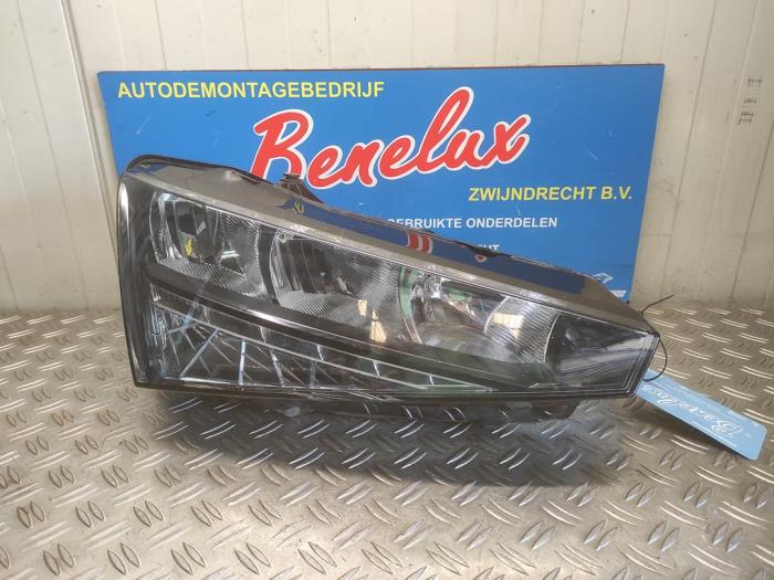 Używane Reflektor prawy Skoda Scala 1.0 TSI 115 Cena na żądanie oferowane przez Benelux Zwijndrecht B.V.