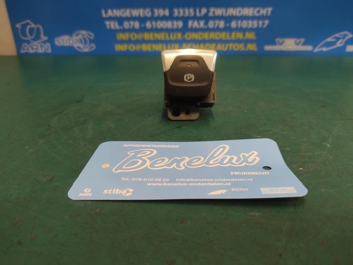 Używane Przelacznik hamulca postojowego Fiat 500X (334) 1.4 Multi Air 16V Cena na żądanie oferowane przez Benelux Zwijndrecht B.V.