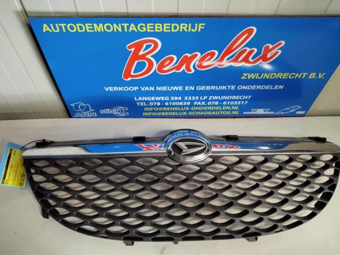 Begagnade Grill Daihatsu Sirion/Storia (M1) 1.0 12V DVVT Pris på förfrågan erbjuds av Benelux Zwijndrecht B.V.