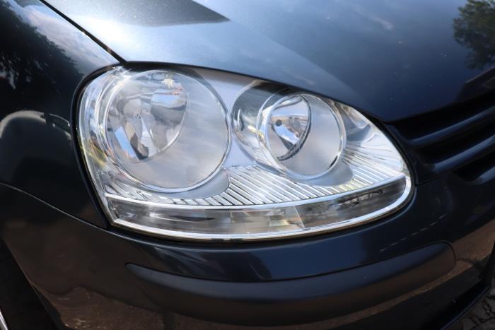Używane Reflektor prawy Volkswagen Golf V (1K1) 1.6 FSI 16V Cena € 25,00 Procedura marży oferowane przez Benelux Zwijndrecht B.V.
