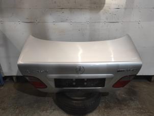 Usados Portón trasero Mercedes CLK (C208) 3.2 320 V6 18V Precio de solicitud ofrecido por Benelux Zwijndrecht B.V.