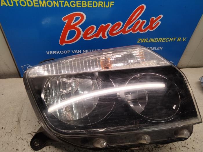 Używane Reflektor prawy Dacia Duster (HS) 1.6 16V 4x4 Cena na żądanie oferowane przez Benelux Zwijndrecht B.V.