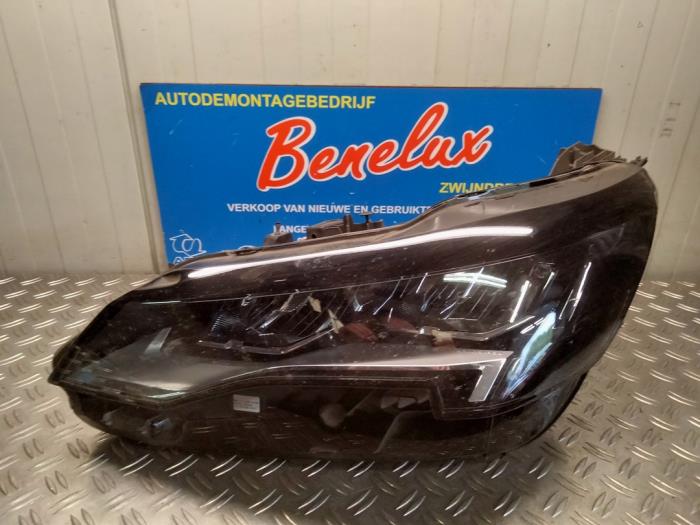 Używane Reflektor lewy Peugeot 3008 II (M4/MC/MJ/MR) 1.5 BlueHDi 130 Cena na żądanie oferowane przez Benelux Zwijndrecht B.V.