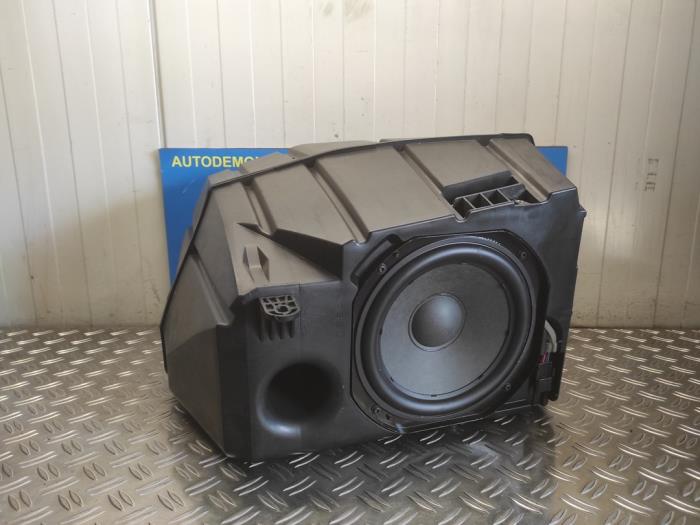 Używane Subwoofer Tesla Model 3 Long Range AWD 75 kWh Cena € 140,00 Procedura marży oferowane przez Benelux Zwijndrecht B.V.