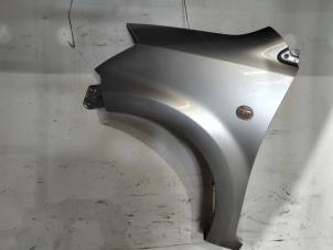 Begagnade Framskärm, vänster Daihatsu Sirion 2 (M3) 1.0 12V DVVT Pris på förfrågan erbjuds av Benelux Zwijndrecht B.V.