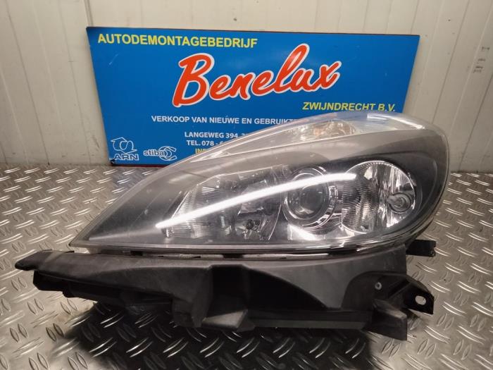 Używane Reflektor lewy Renault Clio III (BR/CR) 1.6 16V Cena € 70,00 Procedura marży oferowane przez Benelux Zwijndrecht B.V.
