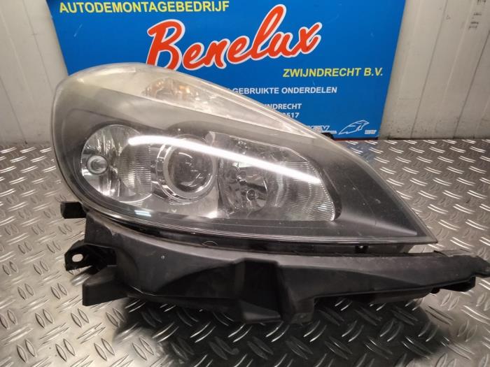 Używane Reflektor prawy Renault Clio III (BR/CR) 1.6 16V Cena € 70,00 Procedura marży oferowane przez Benelux Zwijndrecht B.V.