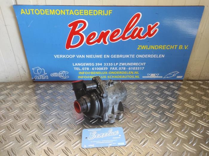 Używane Pompa wodna BMW 5 serie (F10) 530i 24V TwinPower Turbo Cena € 85,00 Procedura marży oferowane przez Benelux Zwijndrecht B.V.