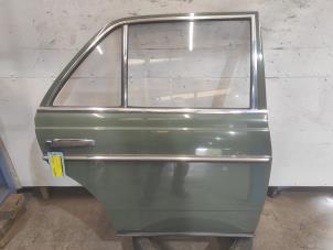 Begagnade Bakdörr, 4-dörrars, höger Mercedes 200-300D (W123) 200 D Pris på förfrågan erbjuds av Benelux Zwijndrecht B.V.