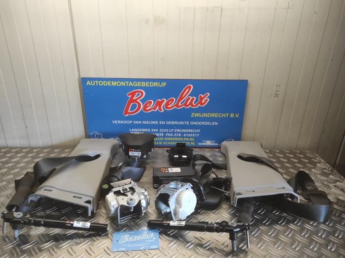 Begagnade Airbag set + instrumentbräda Opel Ampera-e Ampera-e Pris på förfrågan erbjuds av Benelux Zwijndrecht B.V.