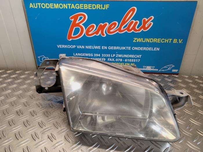 Używane Reflektor prawy Mazda 323 (BJ12) 1.5i 16V Cena na żądanie oferowane przez Benelux Zwijndrecht B.V.