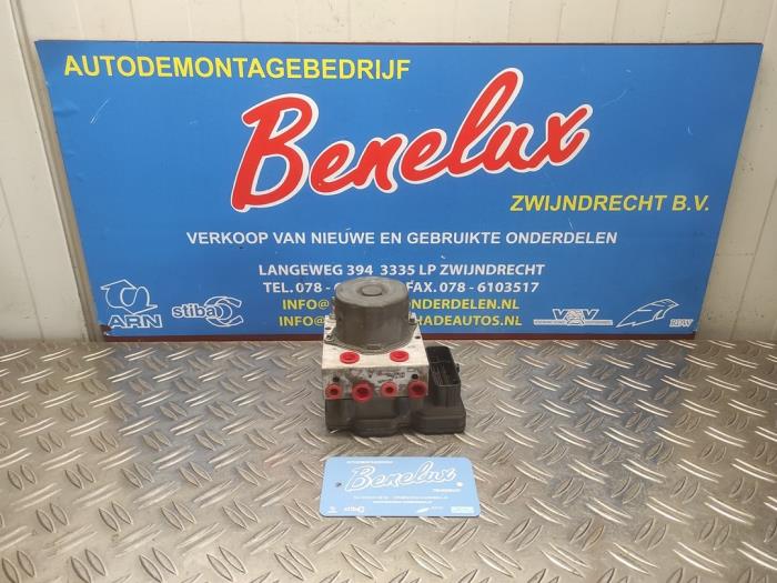 Używane Pompa ABS Opel Corsa E 1.2 16V Cena € 70,00 Procedura marży oferowane przez Benelux Zwijndrecht B.V.