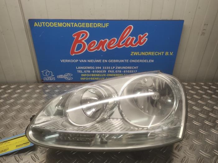Używane Reflektor lewy Volkswagen Golf V (1K1) 1.4 16V Cena na żądanie oferowane przez Benelux Zwijndrecht B.V.