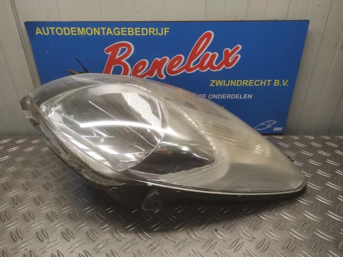Używane Reflektor lewy Toyota Yaris II (P9) 1.0 12V VVT-i Cena € 125,00 Procedura marży oferowane przez Benelux Zwijndrecht B.V.