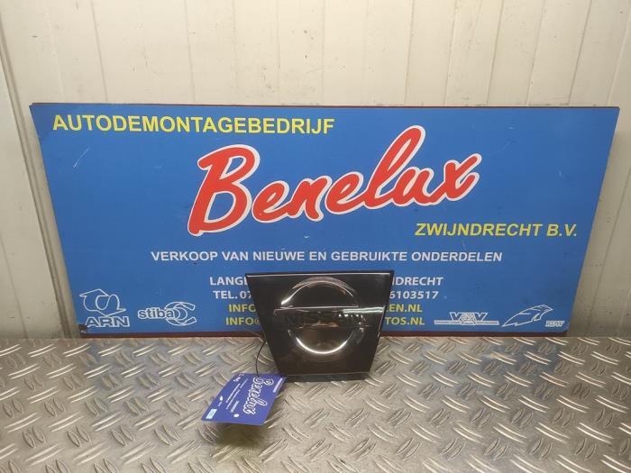 Używane Emblemat Nissan Micra (K14) 0.9 IG-T 12V Cena € 50,00 Procedura marży oferowane przez Benelux Zwijndrecht B.V.