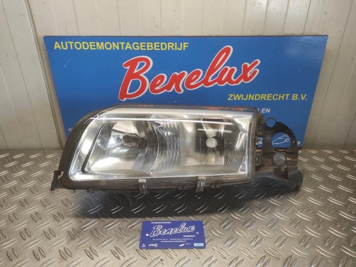 Używane Reflektor lewy Volvo S80 (TR/TS) 2.4 SE 20V 170 Cena na żądanie oferowane przez Benelux Zwijndrecht B.V.