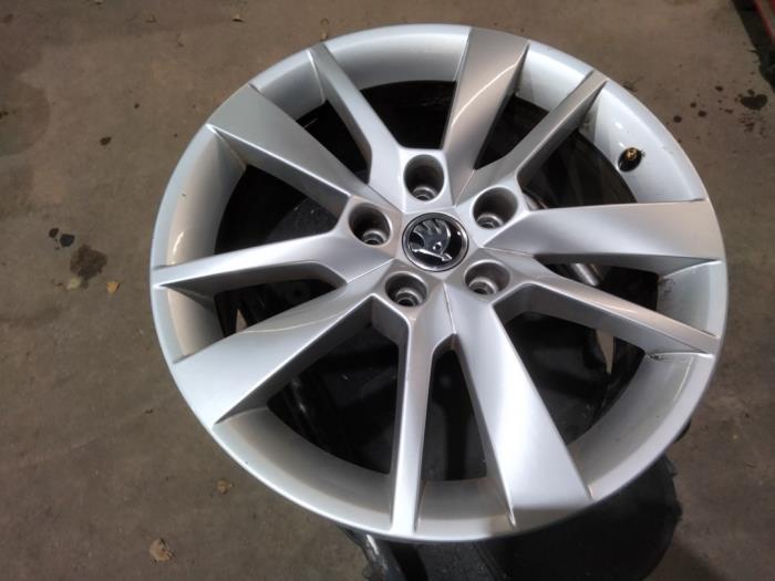 Używane Obrecz Skoda Octavia Combi (5EAC) 1.0 TSI 12V Cena € 80,00 Procedura marży oferowane przez Benelux Zwijndrecht B.V.