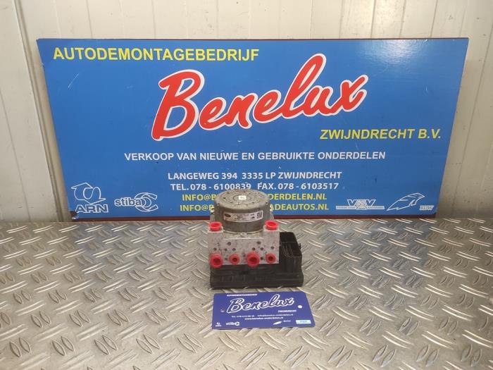 Używane Pompa ABS Ford Transit Courier 1.5 TDCi 75 Cena na żądanie oferowane przez Benelux Zwijndrecht B.V.