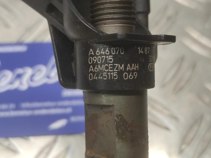 Injecteurs d'un Mercedes-Benz Vito (639.6) 2.2 109 CDI 16V 2009