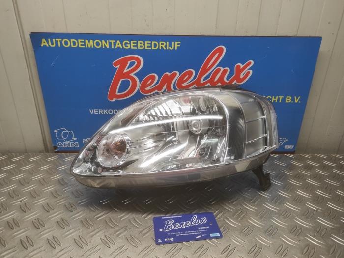 Używane Reflektor lewy Volkswagen Fox (5Z) 1.2 Cena na żądanie oferowane przez Benelux Zwijndrecht B.V.
