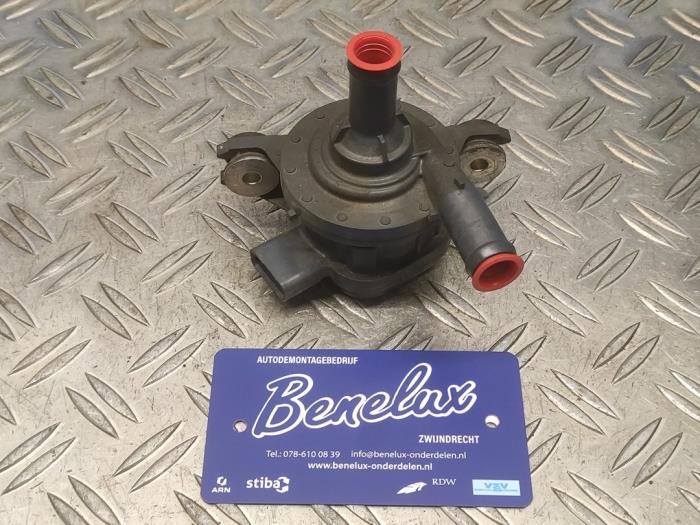 Begagnade Extra vattenpump Toyota Yaris III (P13) 1.5 16V Hybrid Pris på förfrågan erbjuds av Benelux Zwijndrecht B.V.