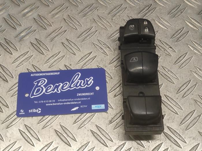Usados Interruptor de ventanilla eléctrica Nissan Qashqai (J11) 1.2 DIG-T 16V Precio de solicitud ofrecido por Benelux Zwijndrecht B.V.