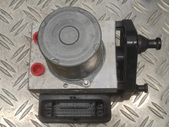 ABS-pump från en Mercedes-Benz Sprinter 5t (907.6) 316 CDI 2.1 D RWD 2020