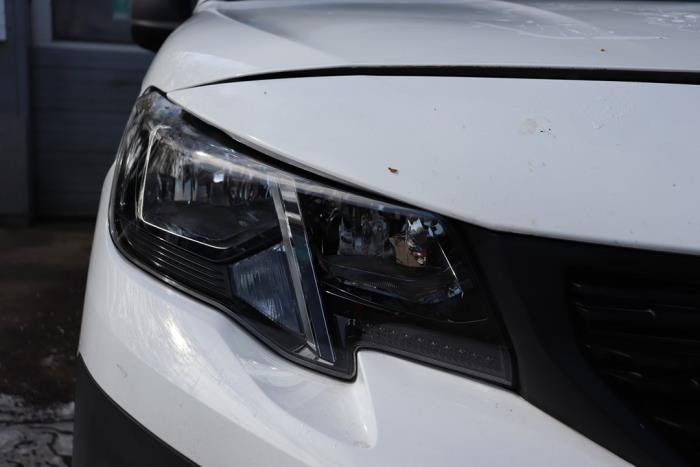 Używane Reflektor prawy Peugeot Partner (EA//EF/EN/EU) 1.5 BlueHDi 75 Cena € 193,60 Z VAT oferowane przez Benelux Zwijndrecht B.V.