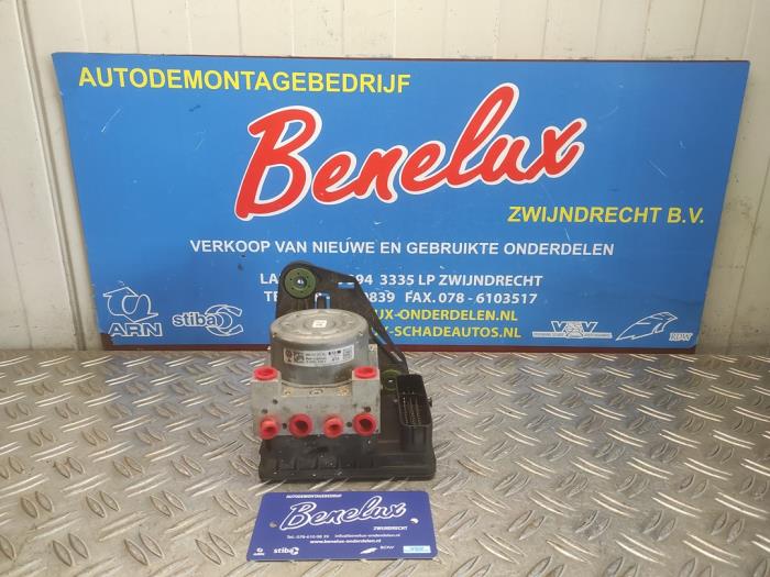 Używane Pompa ABS Volkswagen Caddy Cargo V (SBA/SBH) 2.0 TDI BlueMotionTechnology Cena na żądanie oferowane przez Benelux Zwijndrecht B.V.