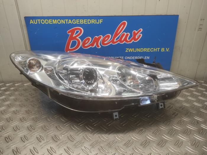 Używane Reflektor prawy Peugeot 307 CC (3B) 2.0 16V Cena na żądanie oferowane przez Benelux Zwijndrecht B.V.