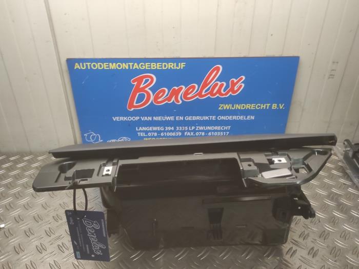 Begagnade Handskfack Volvo XC60 II (UZ) 2.0 T6 16V Recharge, Twin Engine AWD Pris på förfrågan erbjuds av Benelux Zwijndrecht B.V.